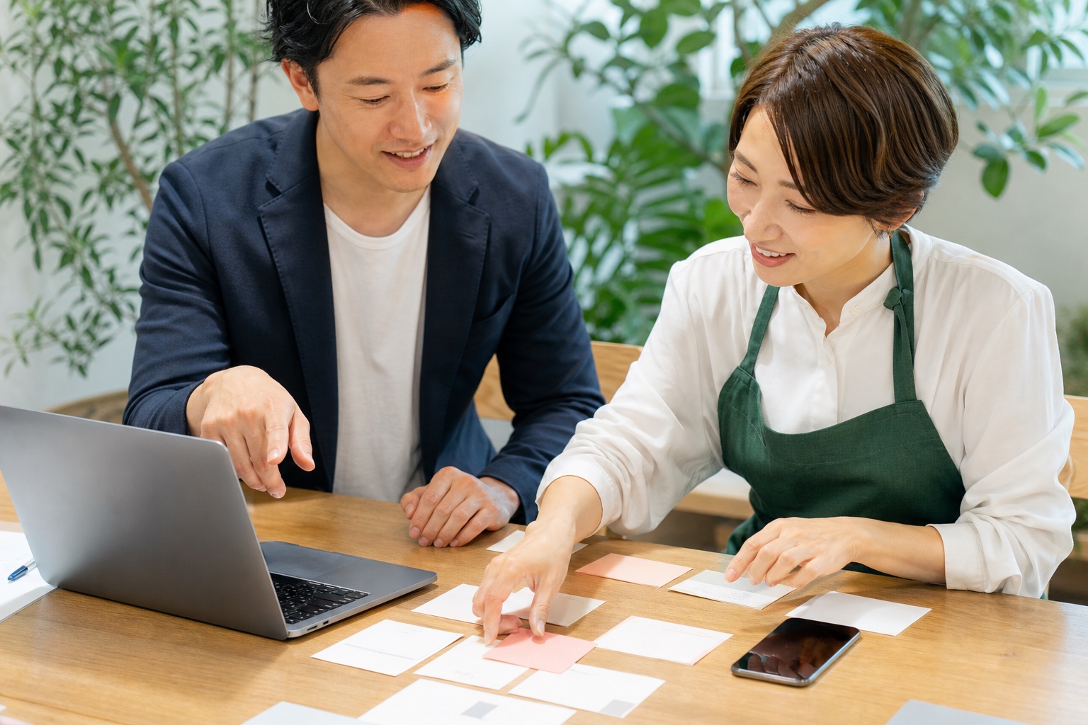 事業者とデジタル担当者がWEBサイトとSNSの発信内容を一緒に整理する様子